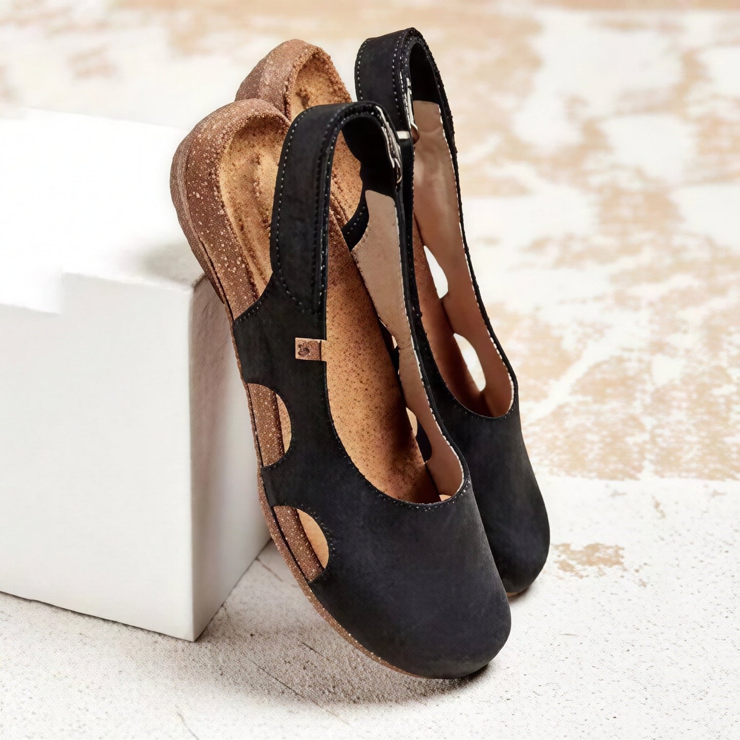 Summer sandals with closed design