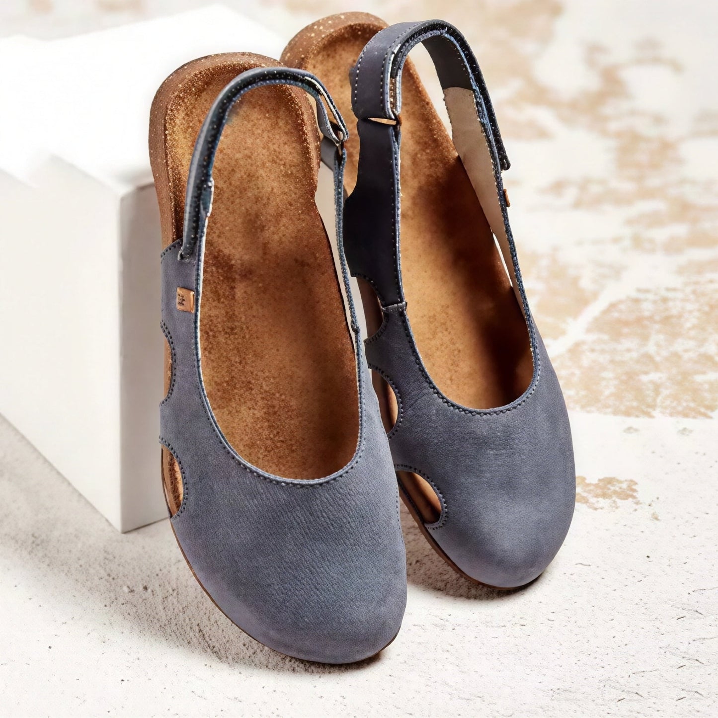 Summer sandals with closed design