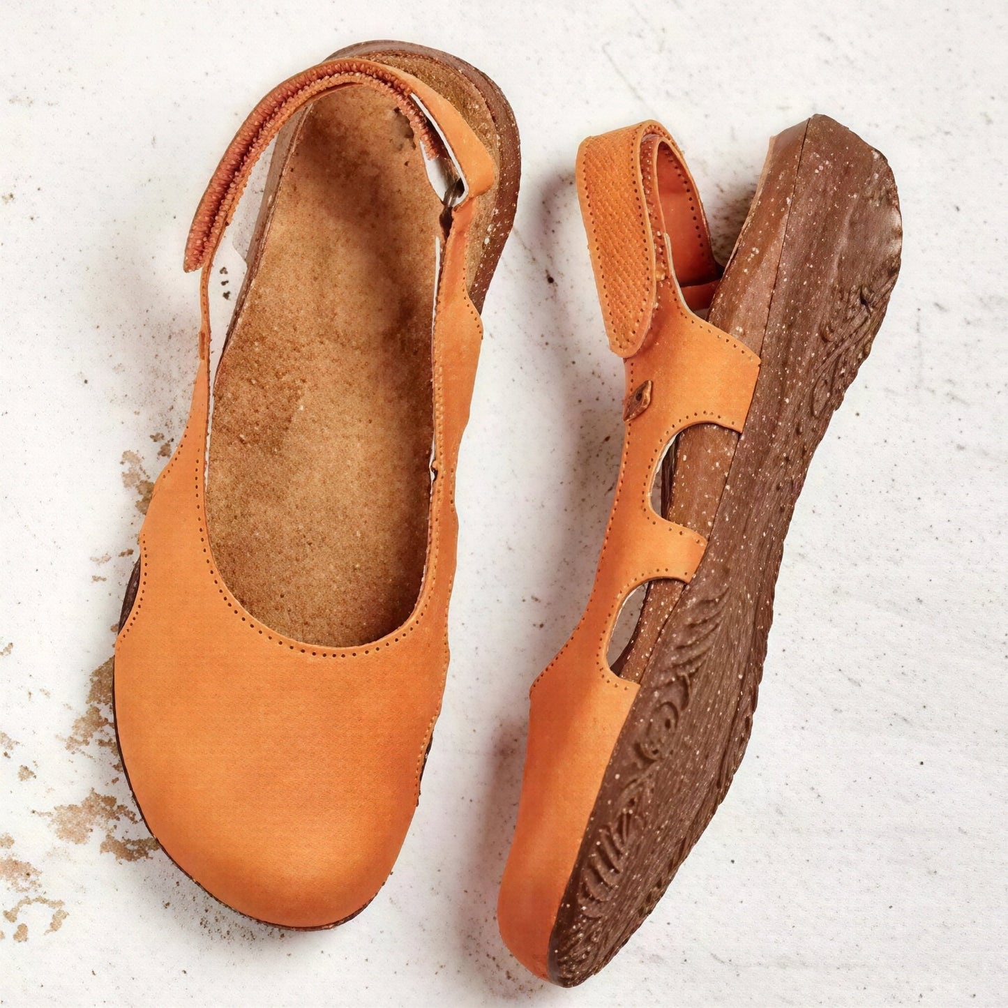 Summer sandals with closed design